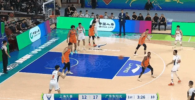 开云体育娱乐-黄明依接球长两分投进，王洪泽持球强攻洛夫顿上篮打进